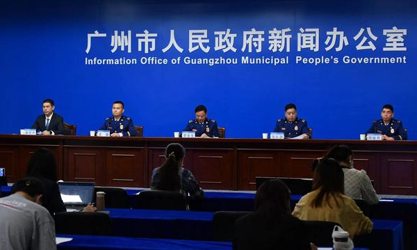 廣州市人民政府新聞辦公室于11月7日上午召開的新聞發(fā)布會上，一項令人矚目的成果被正式公布：廣州市已成功建成2657個村居微型消防站，實現(xiàn)了全市各區(qū)域全方位的火災撲救1分鐘響應。 據(jù)新聞發(fā)言人介紹，近年來，廣州市消防救援隊伍改革發(fā)展取得了顯著成效。為滿足快速響應的滅火救援需求，廣州創(chuàng)新性地提出了“微型消防站”的建設模式，并成功將其經(jīng)驗在全國范圍內(nèi)推廣。 這些微型消防站均按照統(tǒng)一標準建設，配備了專業(yè)的消防器材和設備，并且實行24小時值班值守制度。每個微型消防站均能獨立承擔火災撲救任務，大大提高了火災應對的速度和效率。同時，這些微型消防站還承擔著消防宣傳的角色，通過定期的消防培訓和演練，提高居民的消防安全意識和自防自救能力。 此外，發(fā)言人還特別強調(diào)了廣州市在消防車輛裝備建設方面的卓越成果。據(jù)介紹，過去十年里，廣州市新配備的裝備器材達到了21.5萬件套，裝備更新率高達100%。其中，包括消防機器人、消防無人機等一大批高精尖裝備的投入執(zhí)勤，極大地提升了消防救援隊伍的戰(zhàn)斗力。 廣州作為我國重要的經(jīng)濟、文化和社會中心，一直致力于打造具有國際一流水平的消防安全城市。這次微型消防站的成功建設，無疑為廣州的消防安全水平提升了一大步。 發(fā)言人最后表示：“微型消防站的建設，不僅增強了廣州市的火災撲救能力，更為全國其他城市提供了可借鑒的成功經(jīng)驗。我們將繼續(xù)積極探索和實踐，以更加高效、精準的消防安全措施，保障人民群眾的生命財產(chǎn)安全?！?此次發(fā)布會信息的公布，標志著廣州市在消防救援領(lǐng)域已經(jīng)邁出了堅實的一步，而這一創(chuàng)新性的舉措無疑將對全國的消防安全工作產(chǎn)生深遠影響。 在面對火災這一嚴重威脅公眾安全的重大災害時，廣州市通過全面加強消防安全設施建設、優(yōu)化資源配置、增強應急響應能力等多項措施，實現(xiàn)了對火災的快速發(fā)現(xiàn)、快速處置和快速消滅。這樣的成果不僅體現(xiàn)了廣州對消防工作的高度重視，也展示了其在新時代下積極響應國家號召，以創(chuàng)新引領(lǐng)，不斷提升公共安全治理水平的決心。 據(jù)了解，這些微型消防站均由社區(qū)工作人員和志愿者組成，通過專業(yè)培訓和演練，提高他們的應急響應能力和火災撲救技能。同時，廣州市還積極開展消防宣傳進社區(qū)、進學校、進企業(yè)等活動，提高公眾的火災防范意識和技能。 此外，廣州市還充分利用現(xiàn)代科技手段，提高火災防控的智能化水平。例如，通過在重要場所安裝智能監(jiān)控系統(tǒng)，利用大數(shù)據(jù)、人工智能等技術(shù)手段，實現(xiàn)火災的實時監(jiān)測和預警。這些智能化手段的應用，大大提高了火災防控的效率和準確性。 在全國范圍內(nèi)推廣“微型消防站”建設模式和經(jīng)驗，將使更多的城市和地區(qū)從中受益。這也充分體現(xiàn)了廣州作為國家中心城市，在引領(lǐng)區(qū)域協(xié)調(diào)發(fā)展、推動城市治理體系和治理能力現(xiàn)代化方面所發(fā)揮的重要作用。 未來，廣州將繼續(xù)深化消防救援隊伍改革發(fā)展，全面提升公共安全服務水平。通過加強與國內(nèi)外先進城市的交流合作，不斷探索和創(chuàng)新適合自身發(fā)展的消防安全之路，為建設更加美好、和諧、安全的廣州提供有力保障。 此次2657個村居微型消防站的成功建設，是廣州市在消防安全領(lǐng)域的一項重要里程碑。它不僅體現(xiàn)了廣州對消防工作的高度重視和堅定決心，也預示著未來廣州市在保障人民群眾生命財產(chǎn)安全方面將有更大的作為。